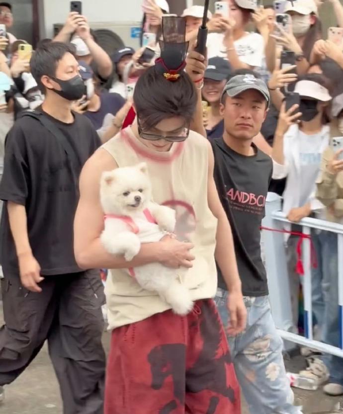 何与何与撒娇9连何与回应和小狗撞衫救命！何与撒娇九连循环看了好多遍网友发现他穿搭