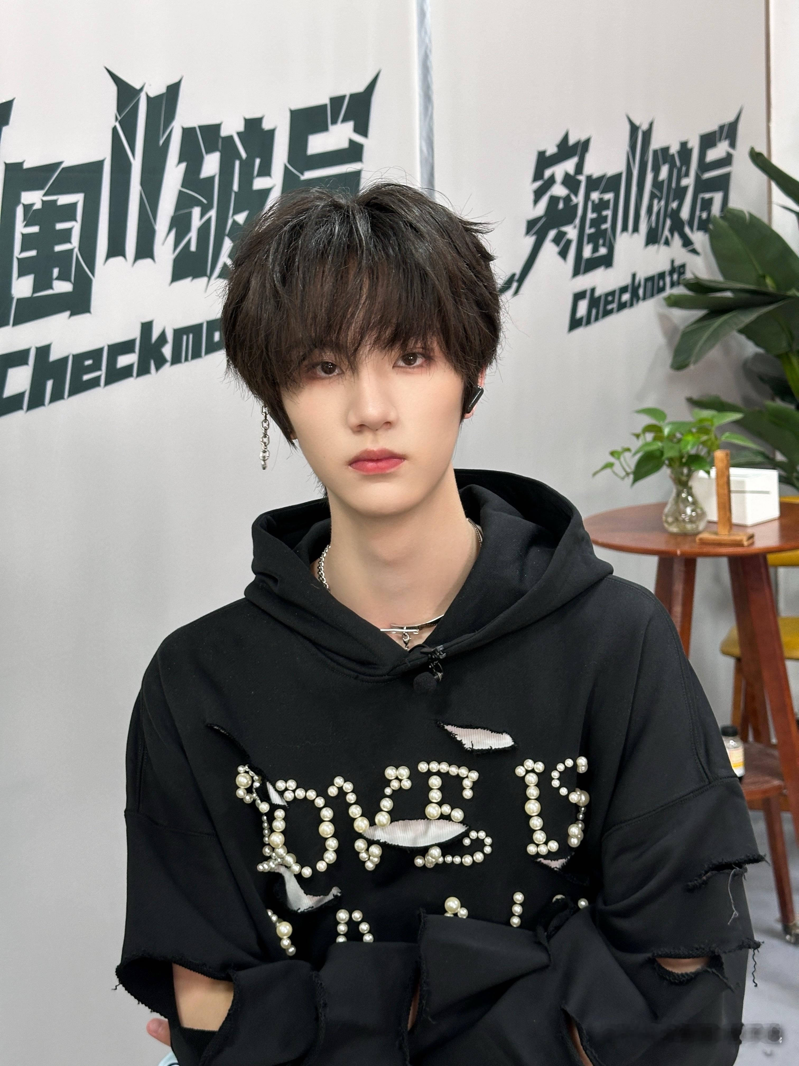 发了晚上好过了半个小时又发了照片 怀疑是现拍的 