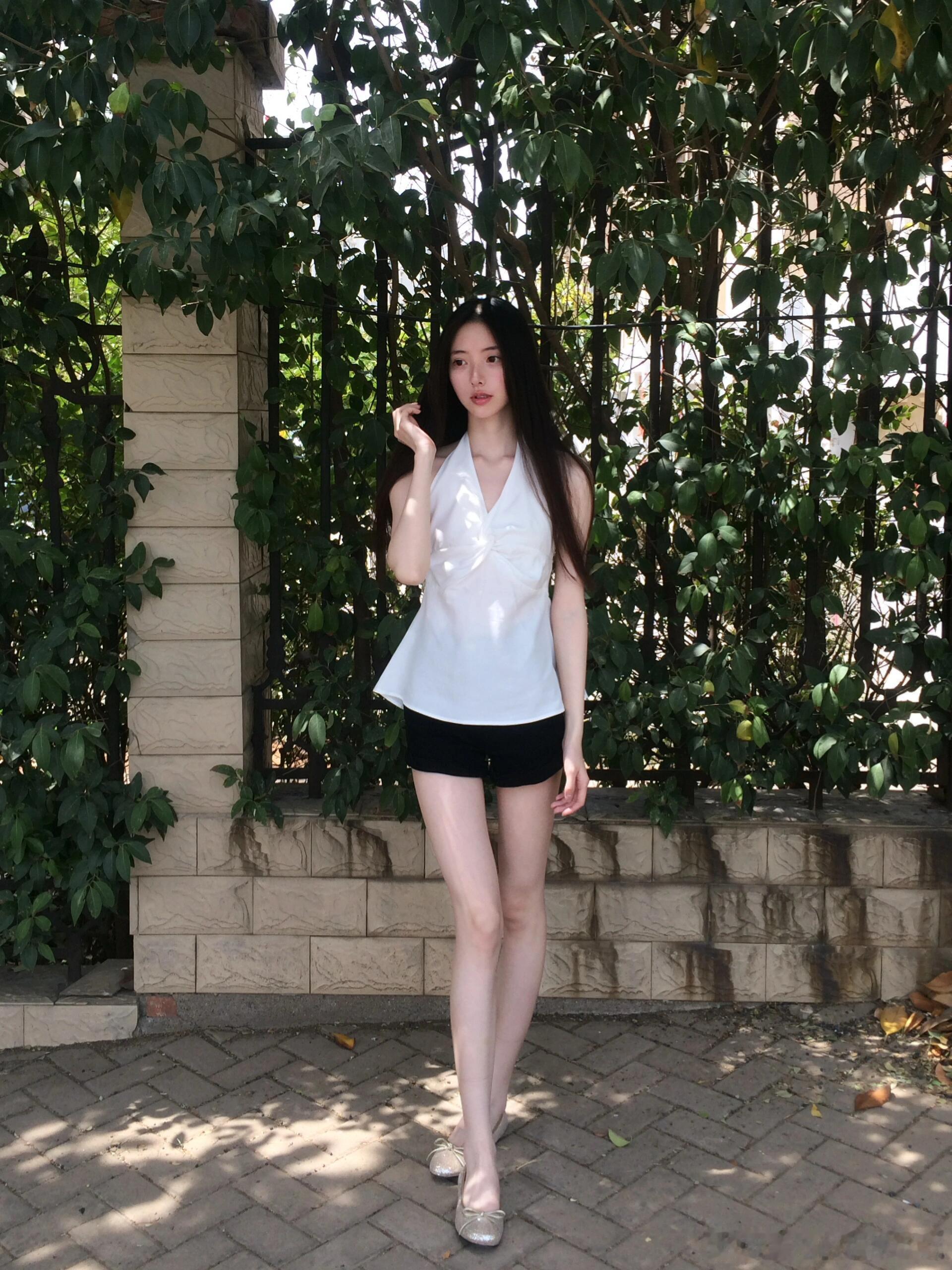 皮肤白皙，身材纤细，搭配热裤更显高挑～ ​​​