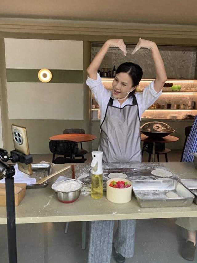 52岁女演员，直播卖韭菜盒子；曾自爆因前夫破产、负债600万，现其名下财产全部清零