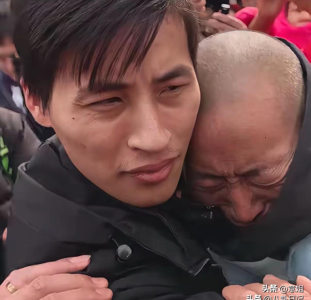 “爸，饺子真香。
”
张云鹏一句蹩脚中文，把张久成25年的委屈瞬间点燃。