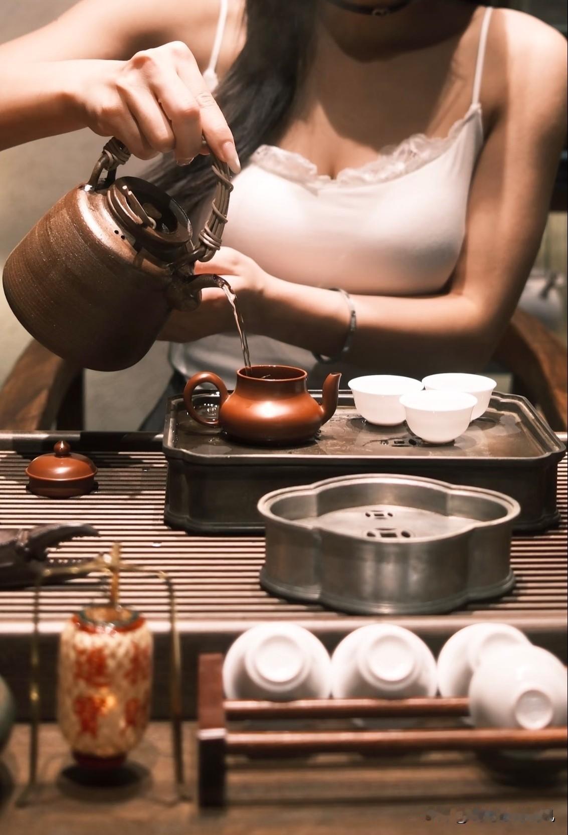 茶水喝多了对身体有什么影响吗?
茶水喝多了真不是啥好事！首先容易刺激肠胃，尤其是