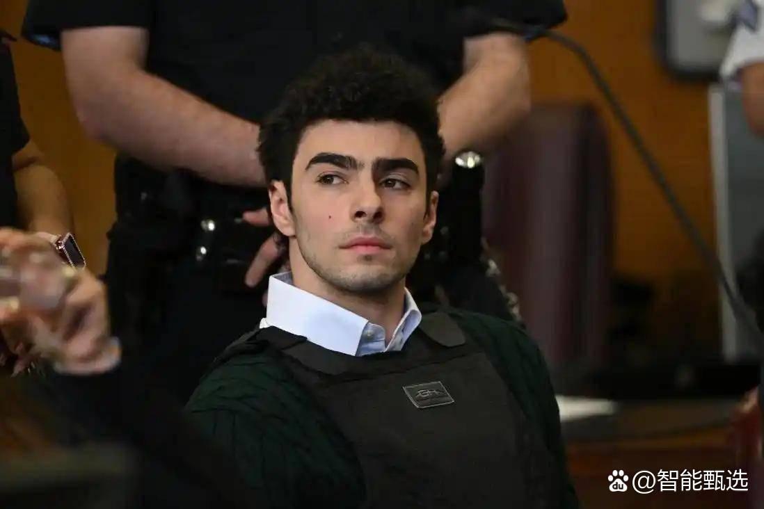 枪杀医保高管嫌犯路易吉成监狱“红人”
被指控枪杀联合健康公司高管的路易吉·曼吉奥