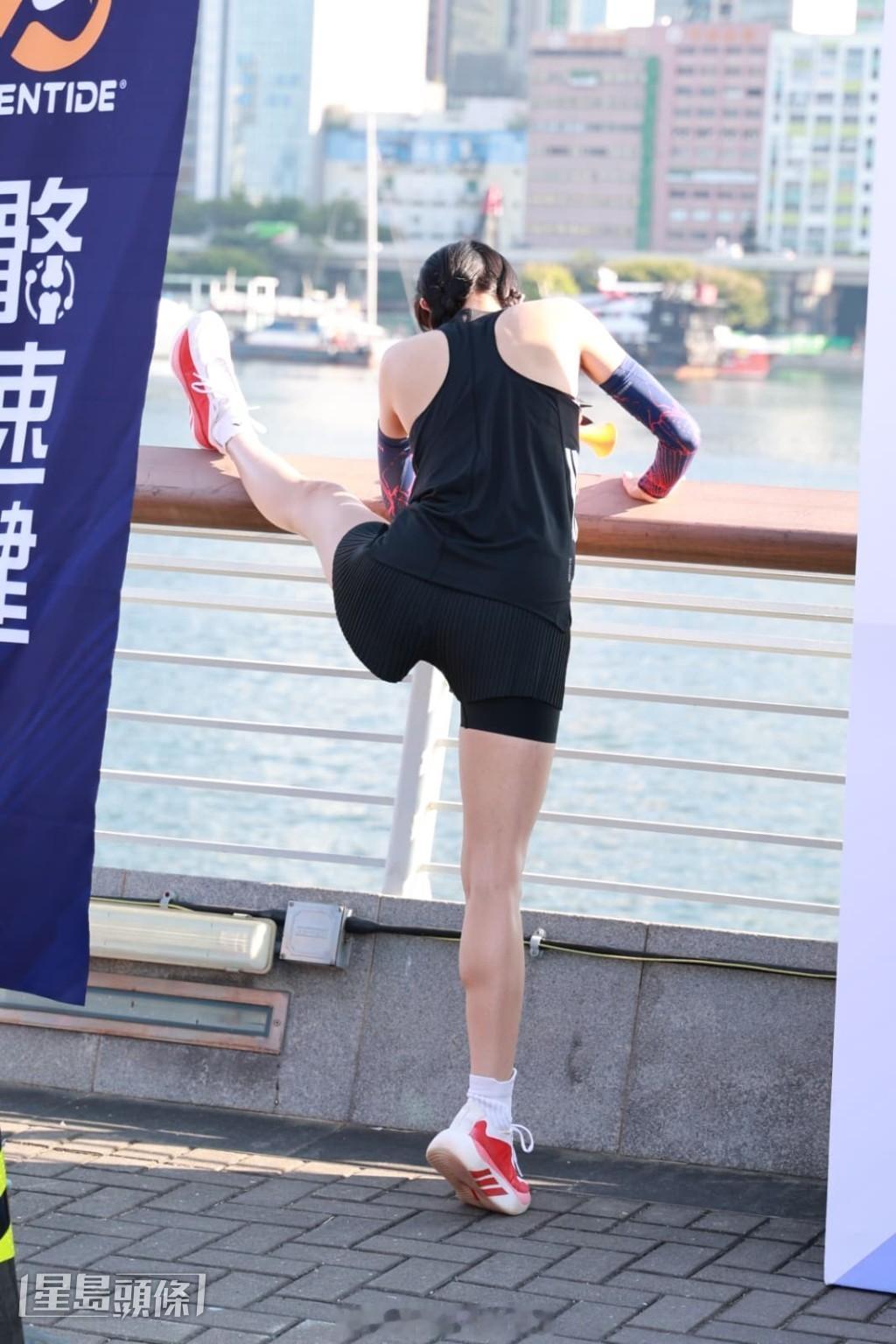 蔡思贝让助手站在路上拍好看打卡照 强调是在安全前提下拍摄 不抗拒学陈滢大胆演出蔡