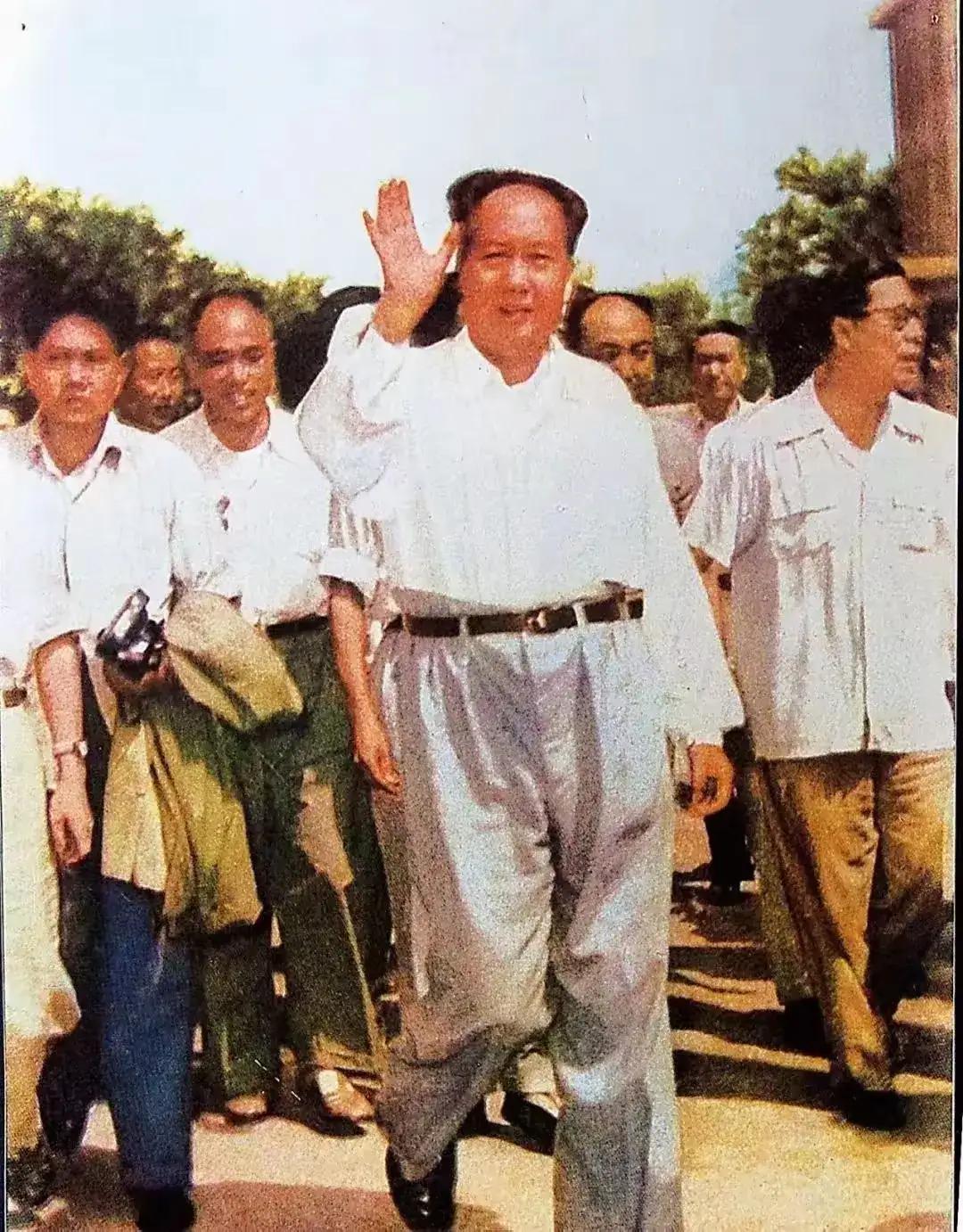 视察工作在基层！
不怕炎热的夏天，
不怕寒冷的冬天！