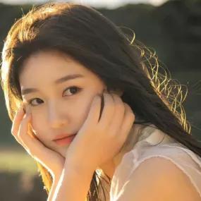 阳光下的温柔少女，沉静的午后时光少女感笑容 少女的笑容 温柔美少女 自然甜系少女