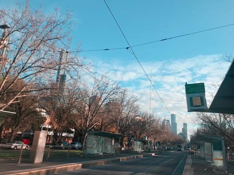 真的很喜欢墨尔本的环境，空气清新，几乎不见灰尘飞扬。在家中，十天半月做一次卫生即