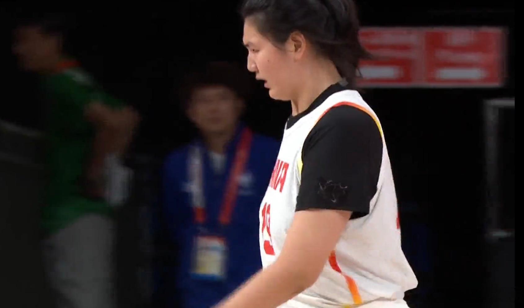 亚运女篮半决赛三节战罢，中国女篮65-61韩国保持微弱优势，外线9投0中成最大隐