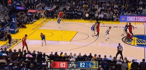 虽迟但到！杨翰森又进三分啦！
在今天NBA常规赛开拓者对阵勇士的第三节比赛中，杨