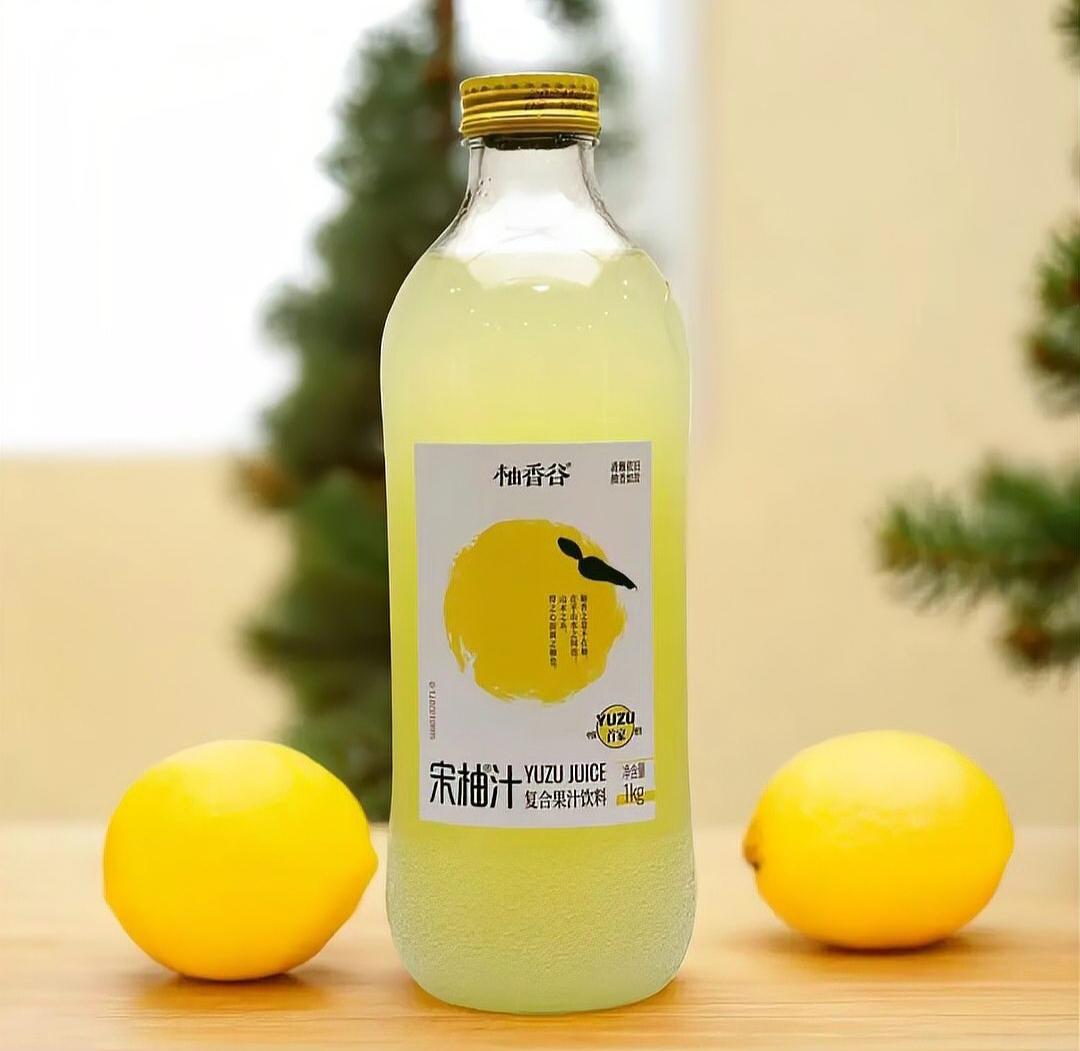 近日，消费者发现网红饮料“宋柚汁”的柚类成分实际占比不到3%，配料表前几位主要为