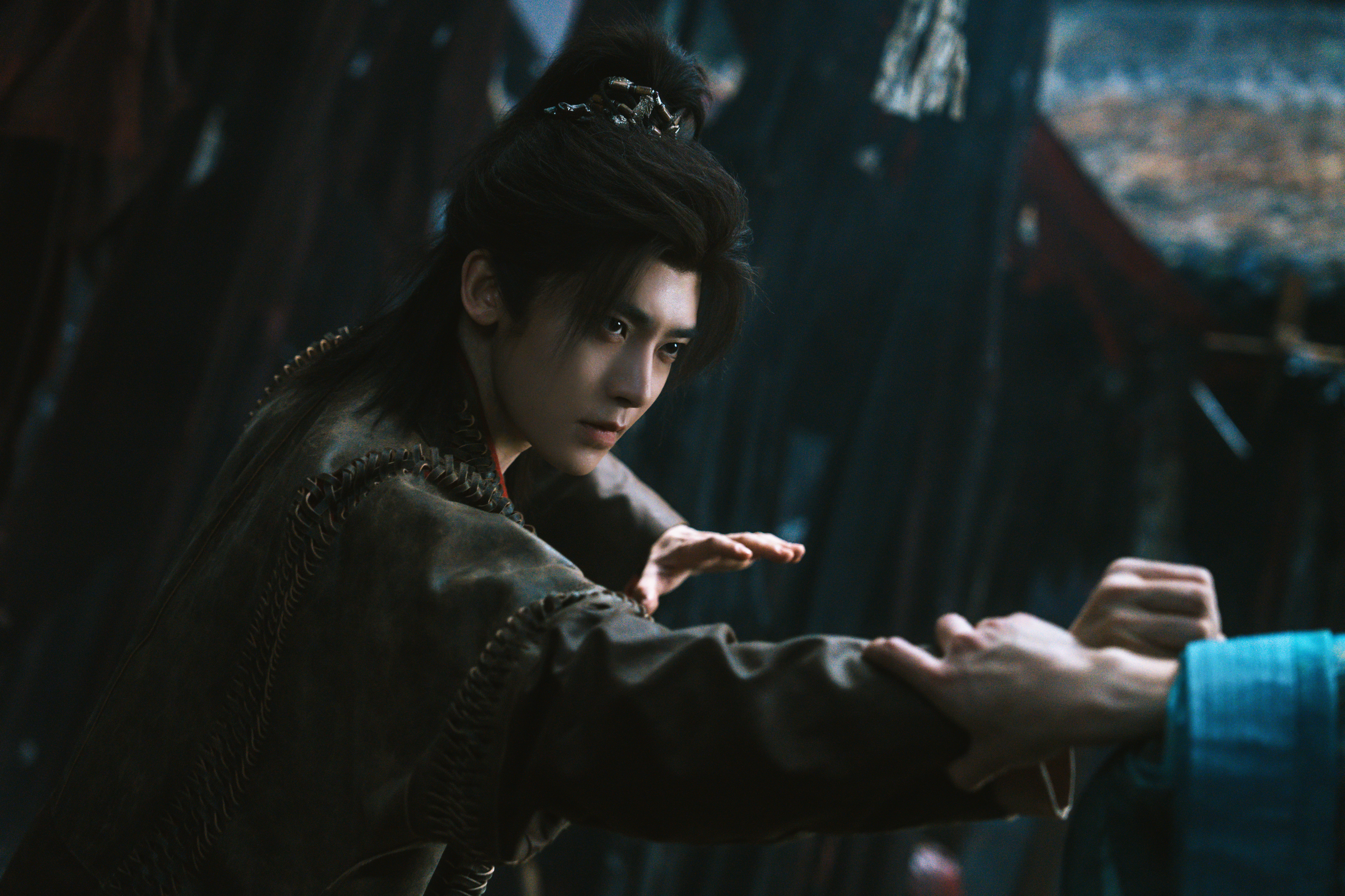 曝侯明昊孔雪儿恋情假的不要再假！！！侯明昊在拍戏很忙！别来沾！ 给我起来！告！侯