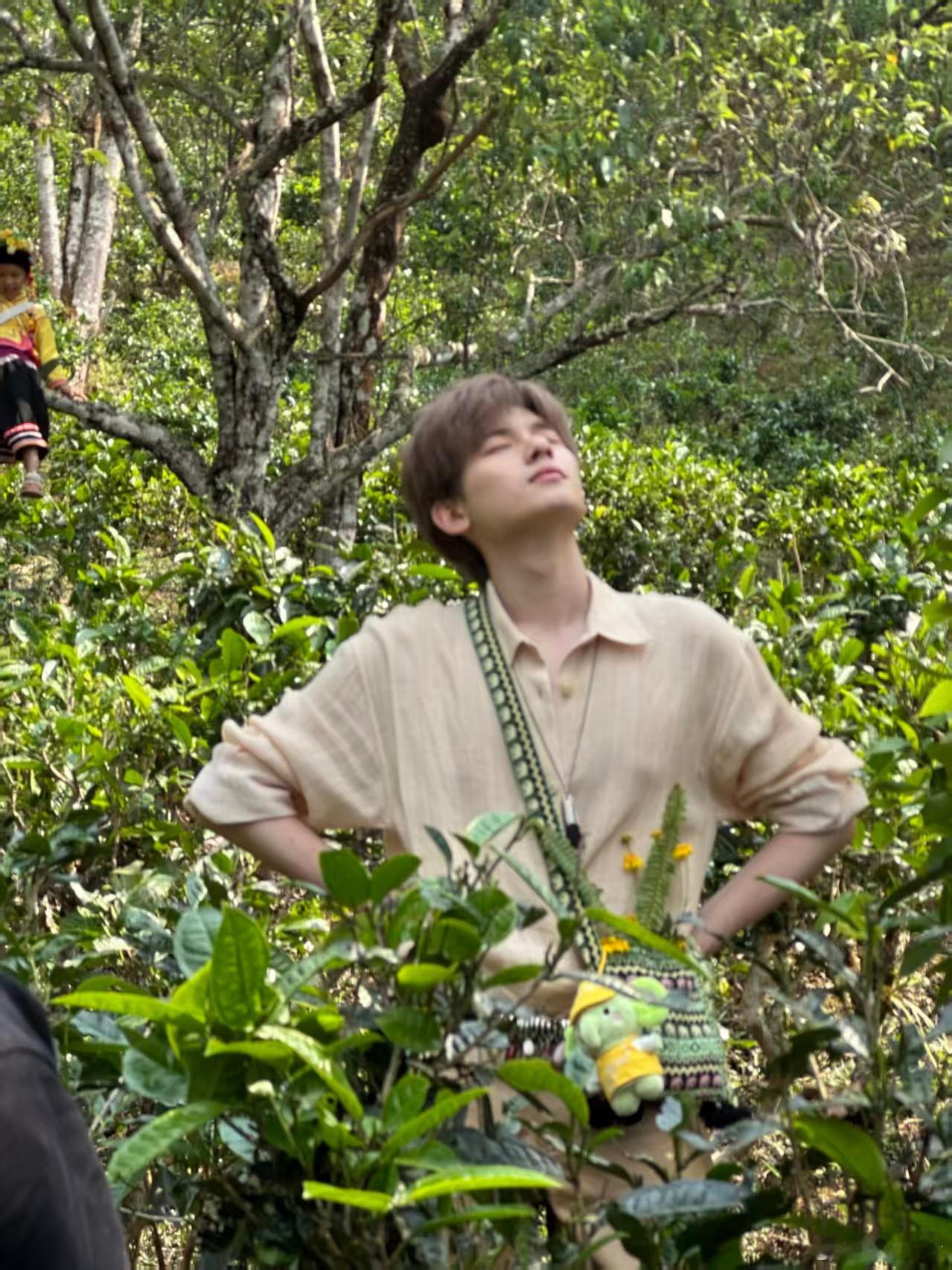 胡先煦 霸王茶姬胡先煦又换新发色了 胡先煦在云南旅游时现身，换上新发色，手里拿着