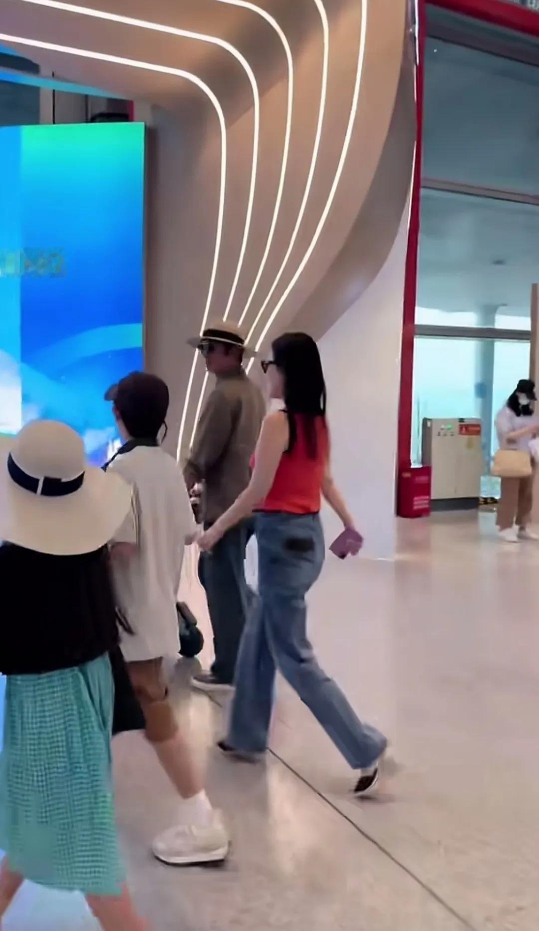 嗯哼真的有妹妹啊？

这是一家出游机场照

以前好像有人说过，他家有个跟嗯哼一样