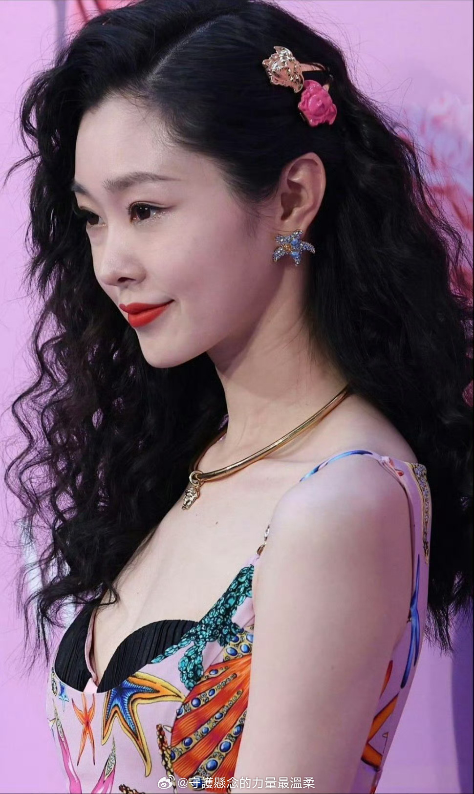 天啊，宋轶脖子上的皱纹怎么这么多？难道是只保养脸忘记脖子了吗？ 
