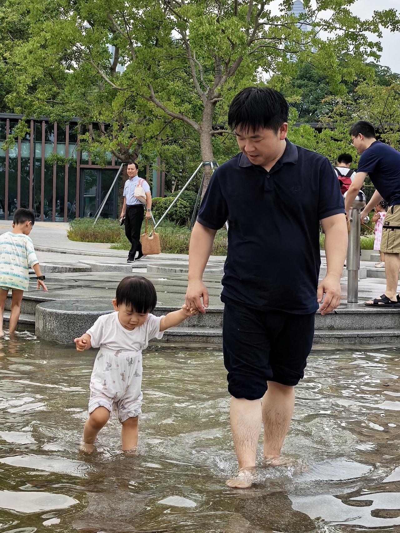 研研第一次户外玩水，一开始害怕不敢下去，我硬给她抬下去，她又不敢走，哪怕我在岸边