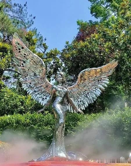 李玟雕像和大S雕像对比，用不用心高下立判。

李玟有两个雕像，一个在武汉一个在台