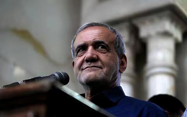 围绕着美以打击伊朗，中国的媒体、网络，军事专家、评论员、大咖、网友等，一群人随着