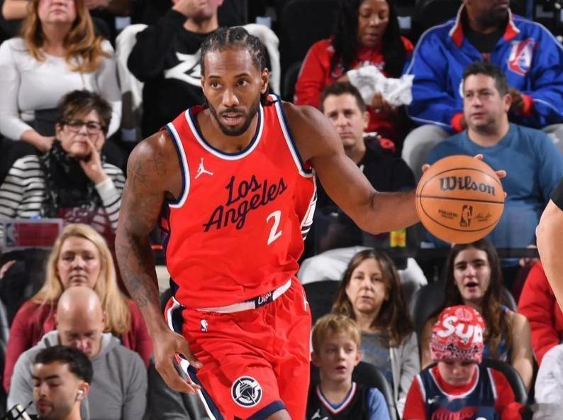 伦纳德伦纳德依旧是快船的攻防基石，健康状态下的他，三分表现与整体数据同样亮眼。本