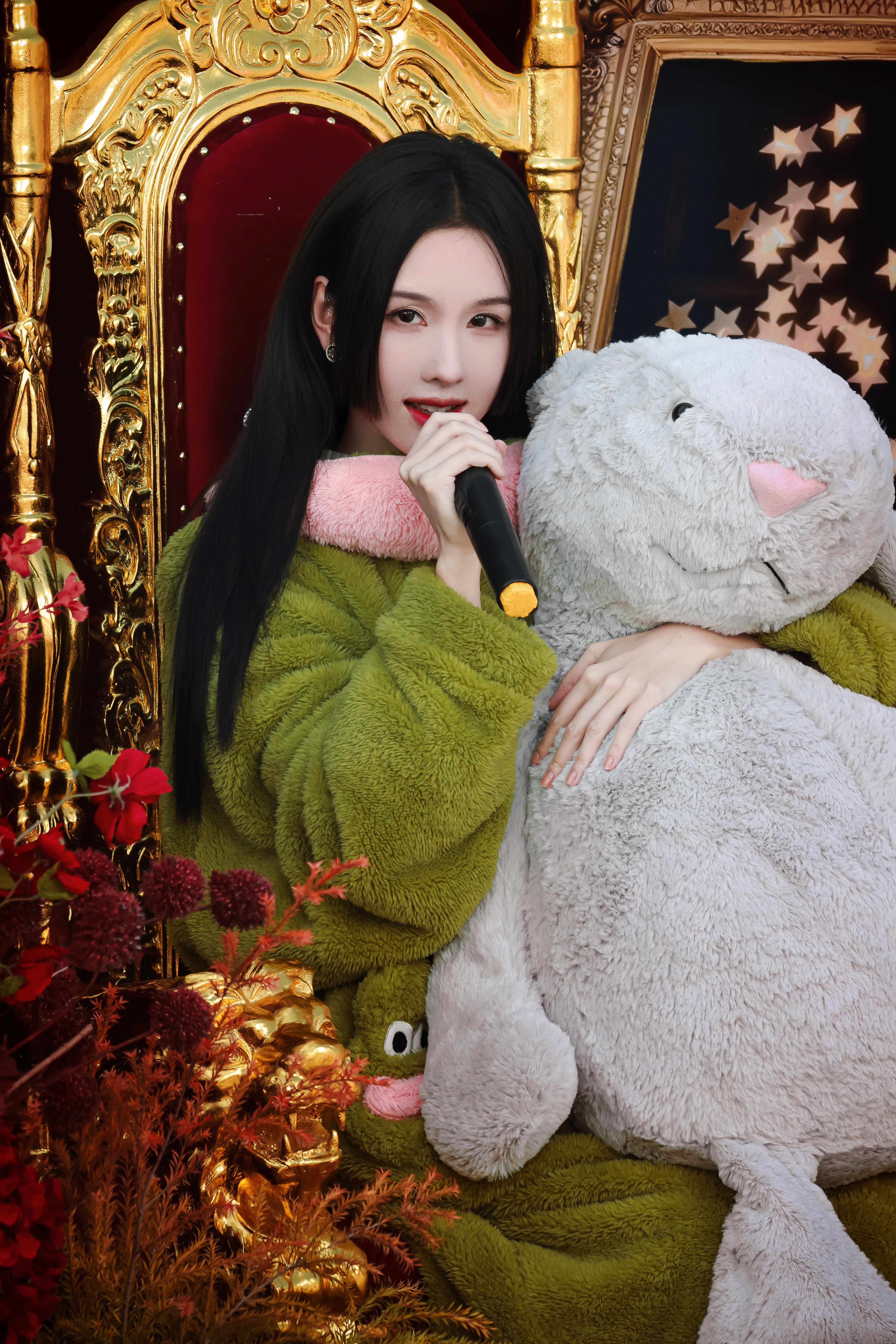 陈都灵 暗黑甜妹 陈都灵玩偶开机🎬🎬