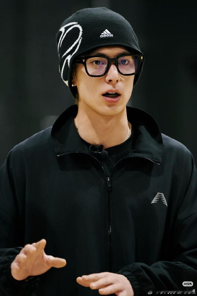 王鹤棣比马丁大十岁太绝了！完全看不出十岁差，王鹤棣的颜值和状态双在线，红发造型又