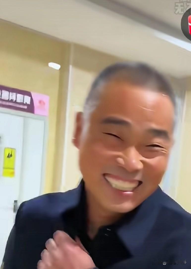 儿媳生了孙子，看看公婆都怎样做的。

你看这个男人眉开眼笑，女人也是喜上眉梢，原