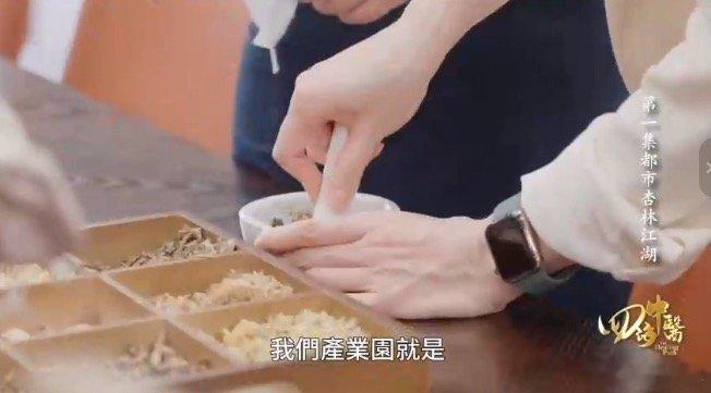 当你兄弟陪你去看中医当兄弟陪你去看中医，那画面想想就逗趣！他或许一脸懵圈听医嘱，