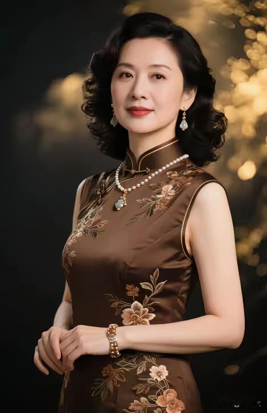 山坡羊·棕袍中年美女
棕袍添韵，
娇姿含俊，
中年佳丽风情蕴。
黛眉颦，眼眸粼。