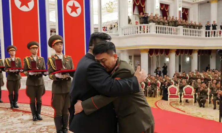 终于知道乌军为什么那么惧怕朝鲜士兵了，在赴俄部队授勋仪式上，朝鲜公布了一段视频集