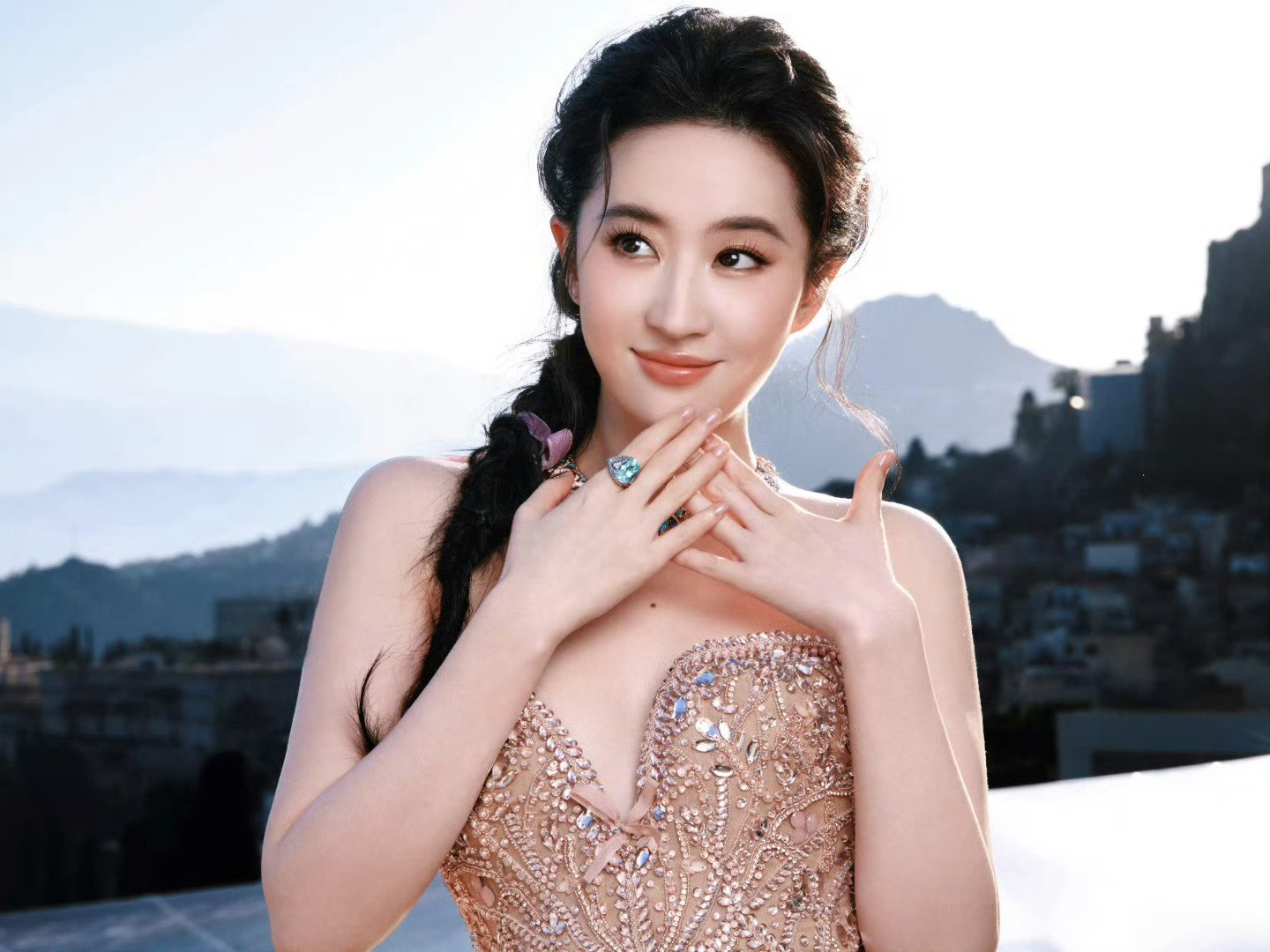 刘亦菲的美貌“杀疯了”！钻光裙装搭配浪漫编发太绝 ​​​