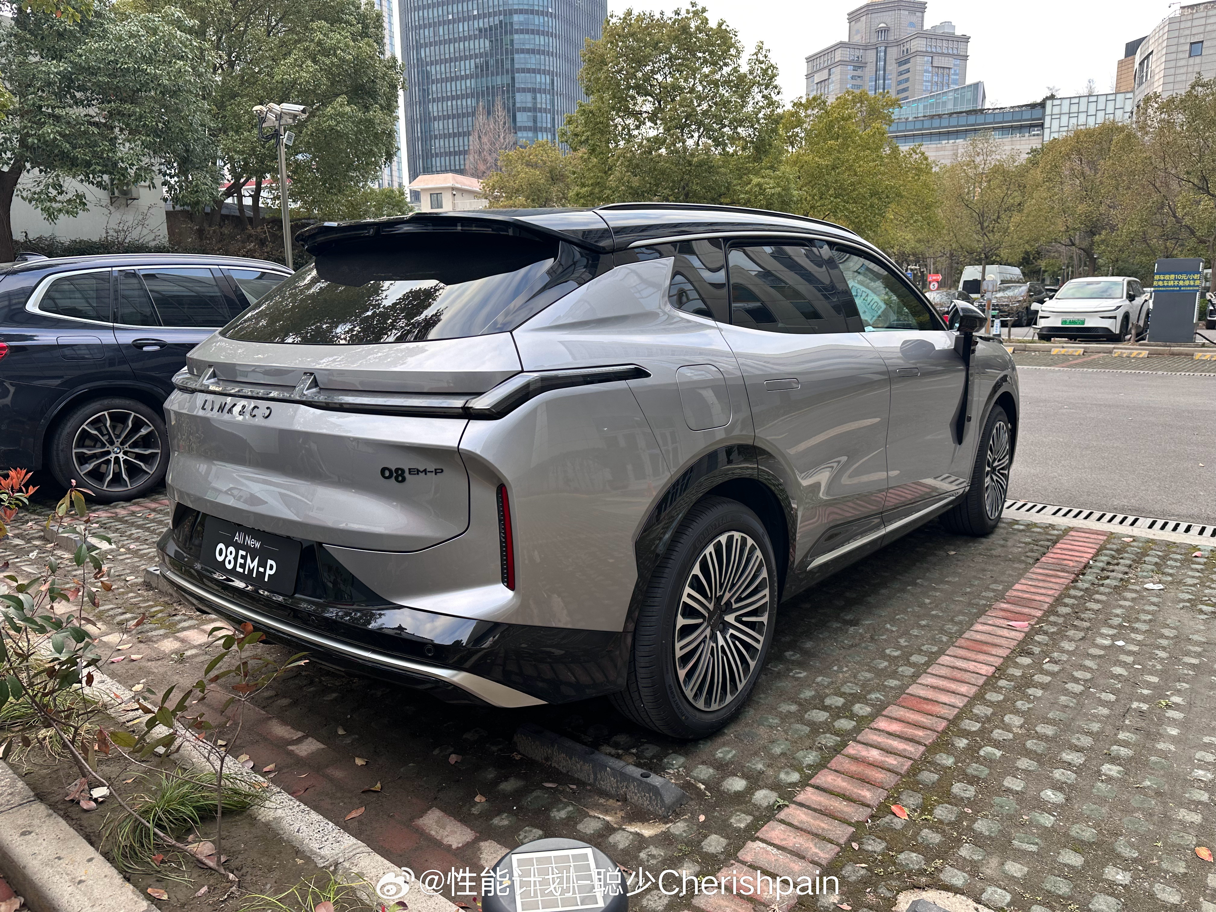 昨晚加班到凌晨2点，今天11点起床去干活，目前最期盼的就是能有个周末踏踏实实睡一