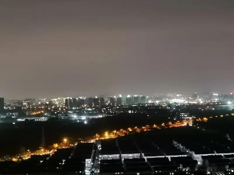 “穷在闹市无人问”，这上联太扎心了，道尽了现实的残酷。看看网友们的下联，那是五花