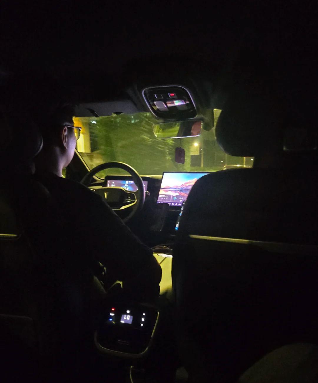 你敢信吗？凌晨三点的街头，还有网约车司机吃着冷包子接单！

我前几天半夜打车，司