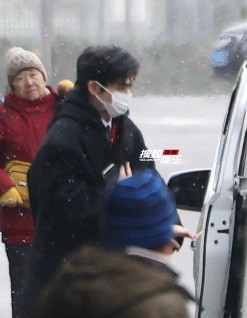 宋威龙现身央视春晚首次联排，高糊也挡不住的帅气！cr.水印宋威龙红西装彩排路透宋