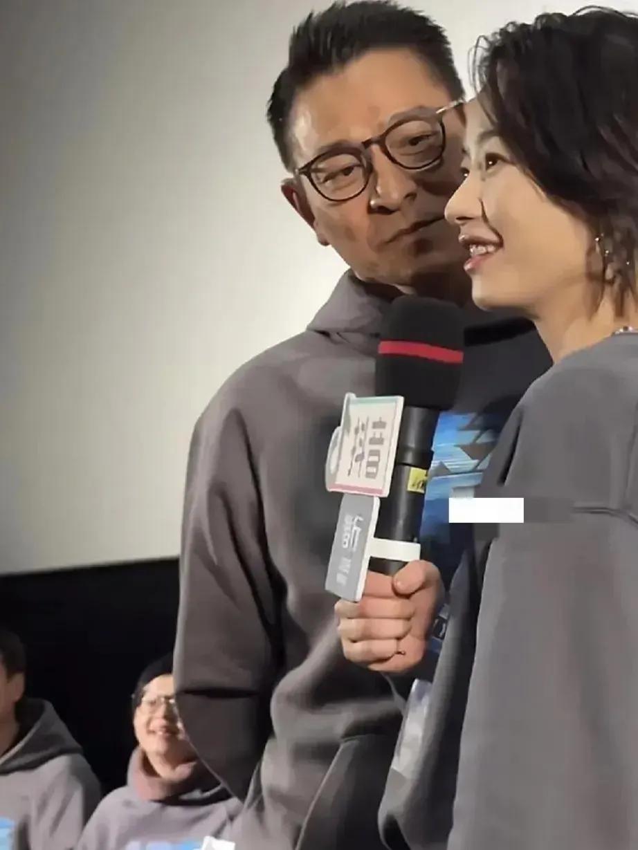 以前都很克制，这次真的是唯一一次他在台上眼神就暧昧，是不是人老了，一些动作眼神就
