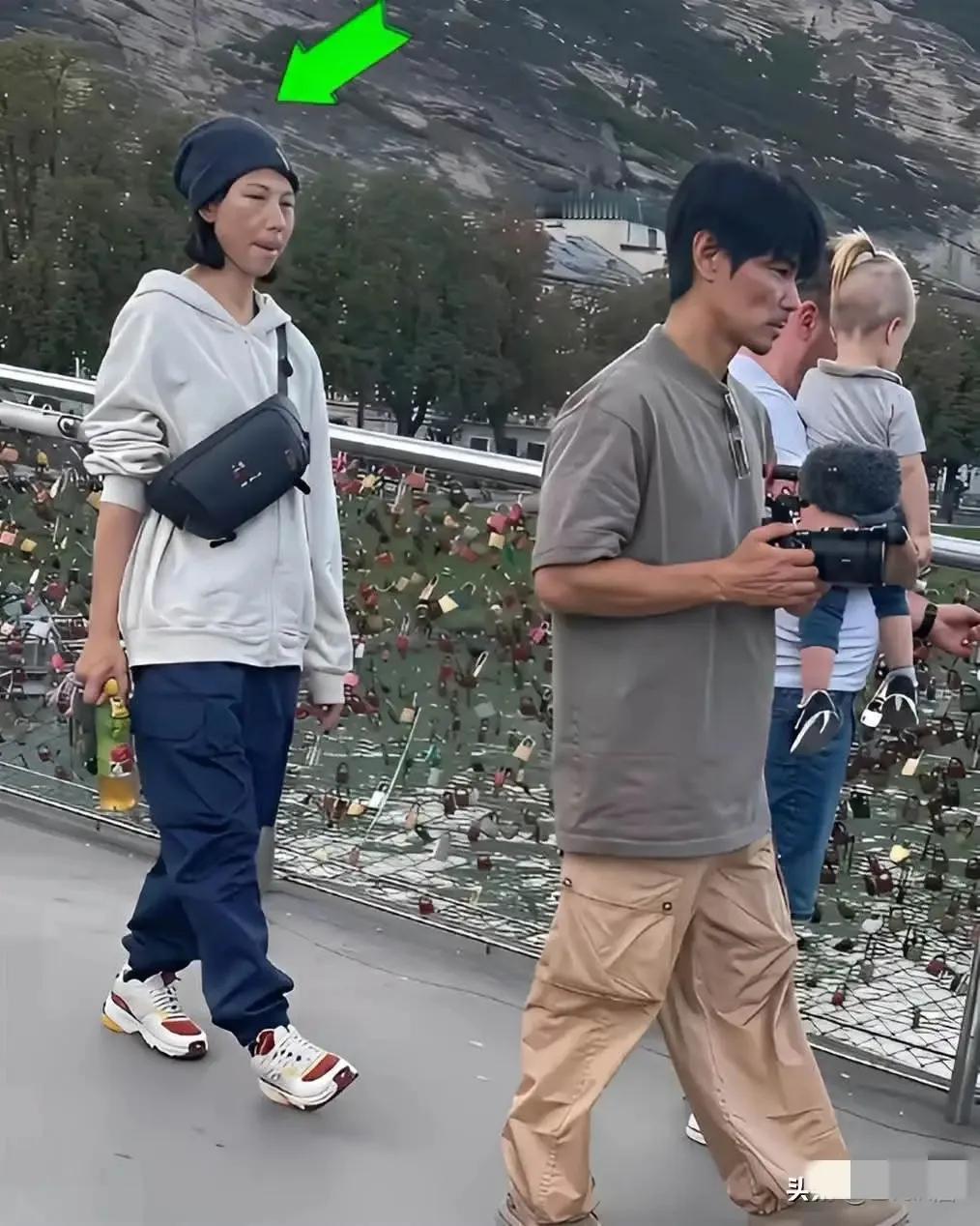 大明星素颜朝天出行，没有化妆，就是一个平凡人。