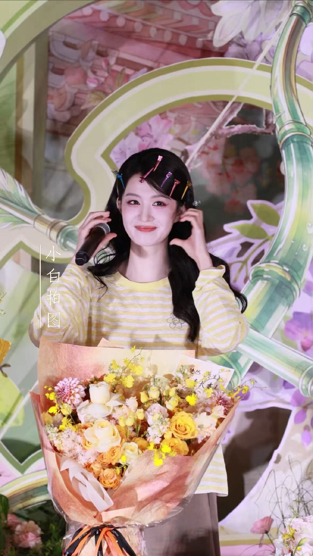 王楚然亲自发玫瑰花王楚然亲手发玫瑰花王楚然亲自发玫瑰花 