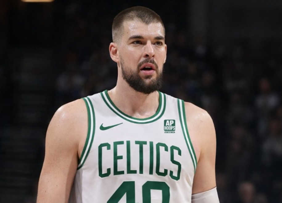 TA凯尔特人队记Jay King撰文，谈到了凯尔特人交易祖巴茨的可能性。King