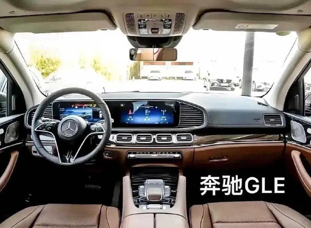 奔驰汽车引以为傲的豪华感真的被国产汽车撕扯的粉碎？

这三张图片分别是奔驰gle