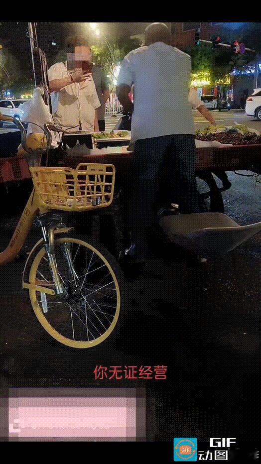 山西某地，一男子在路边水果摊上买香蕉，摊主卖他2.5元一斤。男子女友认为大爷卖贵