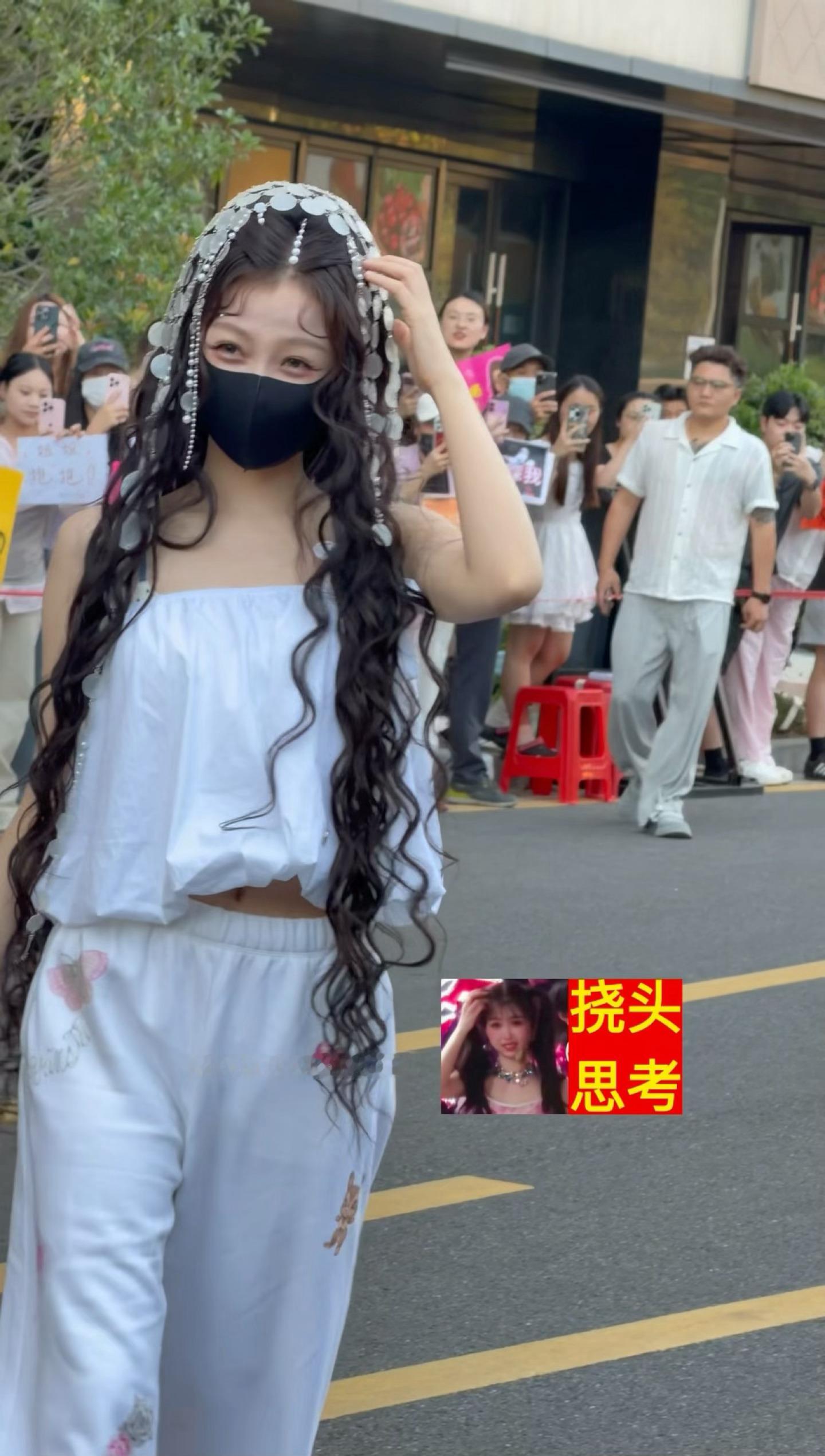 挠头思考的何盼宝宝[奶牛猫] ​​​