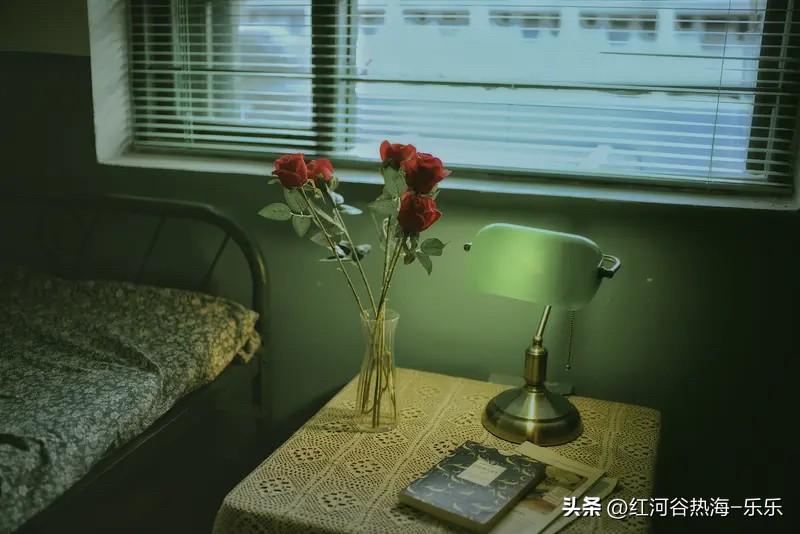 体制内的人习惯性的说自己收入低，一部分是低调，还有一部分是他们觉得自己的工资和自