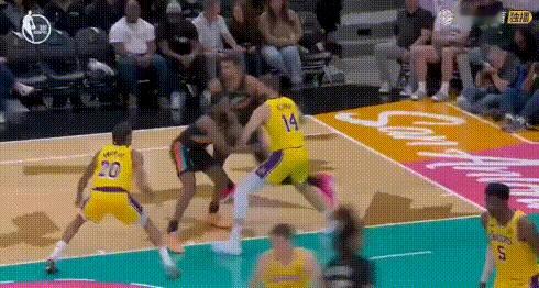 16+14+4帽！文班打得真不像中锋，有点失望。
面对艾顿、海斯这种中锋，居然不