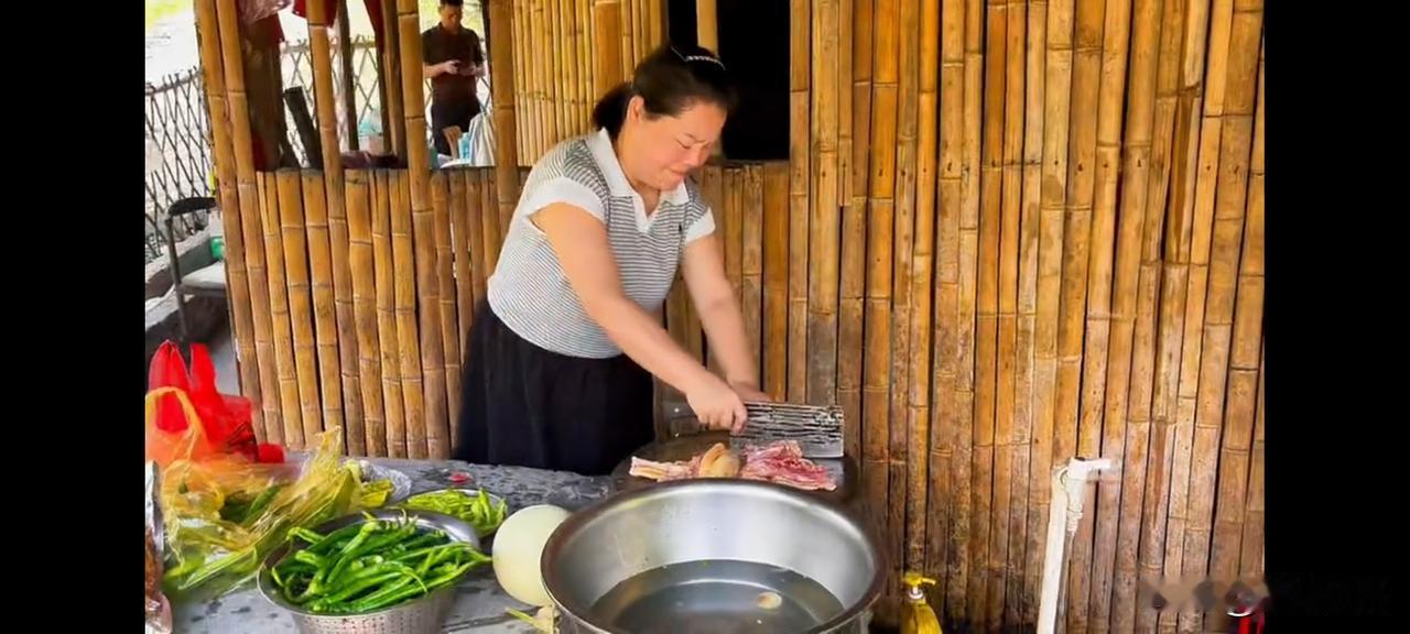 网友来看望啤酒婶了，自带食材，自己动手烹饪美食、啤酒婶越来越勤快，摘粽叶，帮烧火