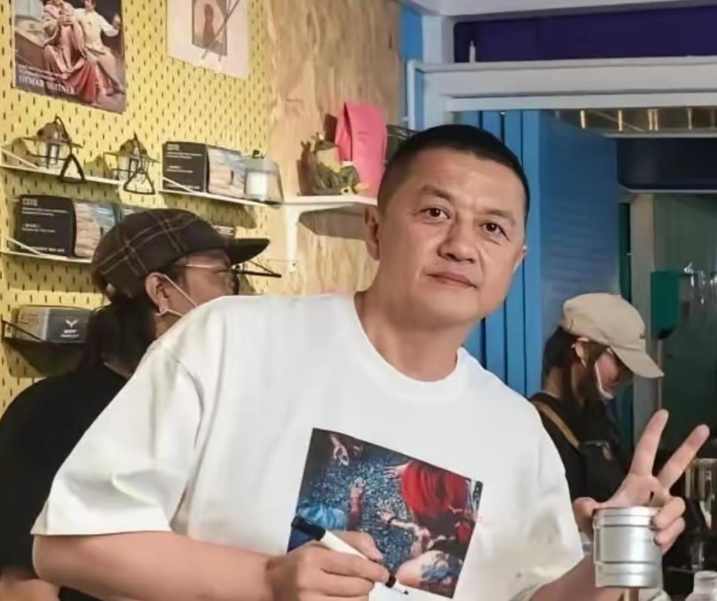 刚朋友退房回来，瘫沙发上跟我感慨：李亚鹏这民宿，28间房，活水池塘、桂花树、书院