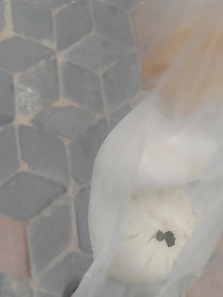问我媳妇儿一个问题？

我买了两个韭菜包子，两个糖糕，问她，咱两个人吃，有几种分