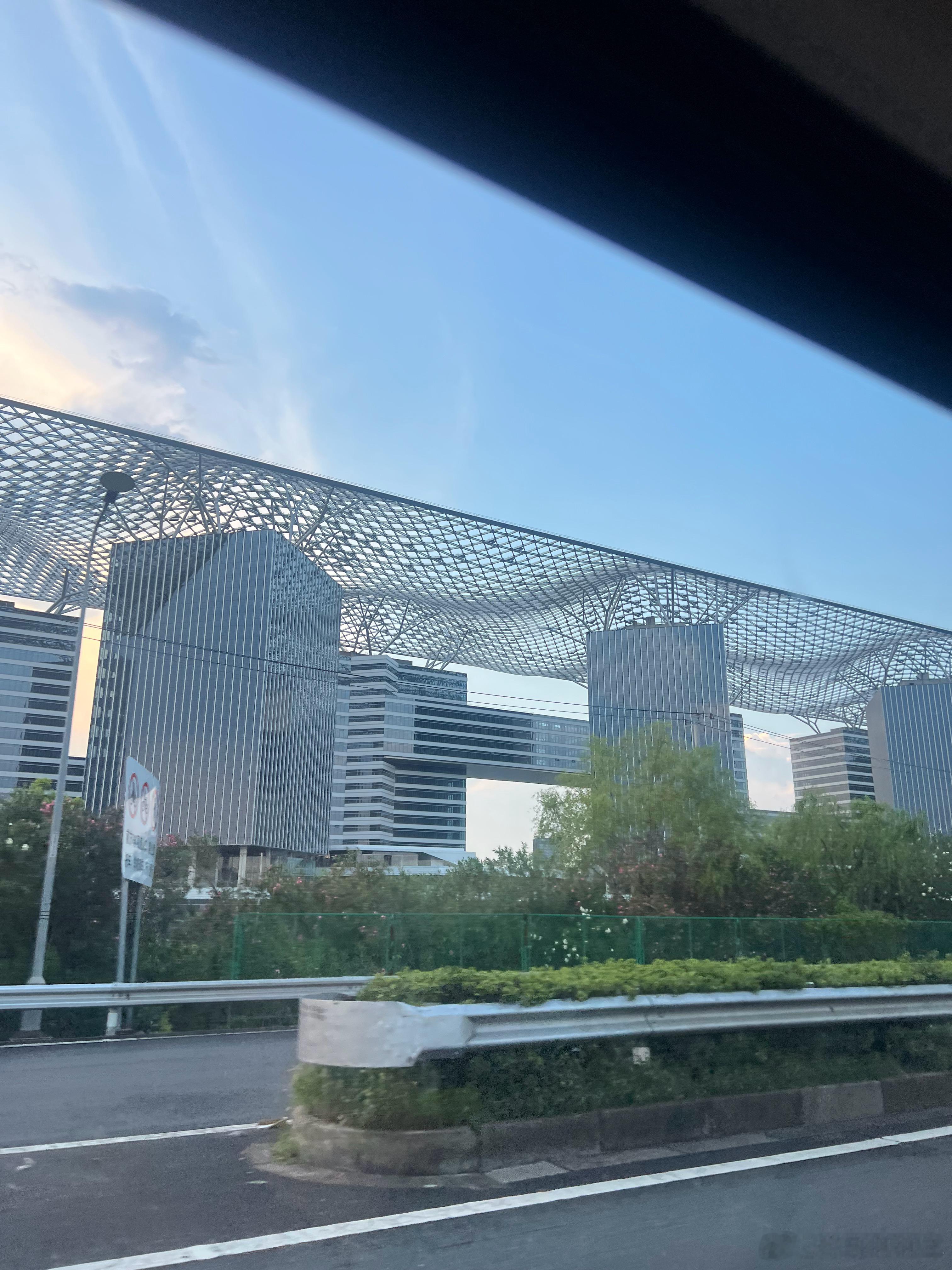 上海这个楼群电影取景效果应该会不错，007那种极限追击，从这个楼顶爬到那个楼顶 
