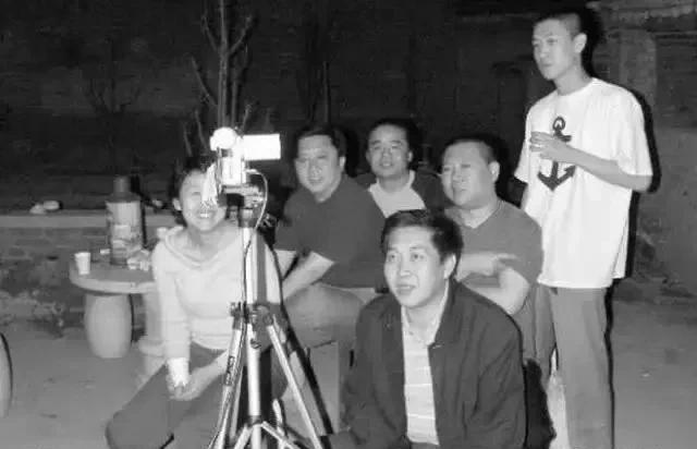 1998年于谦一贫如洗，却爱上了高材生白慧明，女方父亲警告他：我绝不会给我女儿找