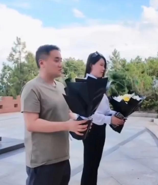 开国中将梁兴初的孙子梁栋，近期带着女友前往墓园祭拜爷爷。

他特意托老家的亲戚捎