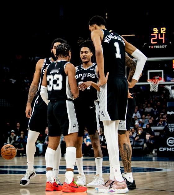 马刺61胜的背后，不是文班亚马一个人变强了，而是整支球队变聪明了。

上赛季34