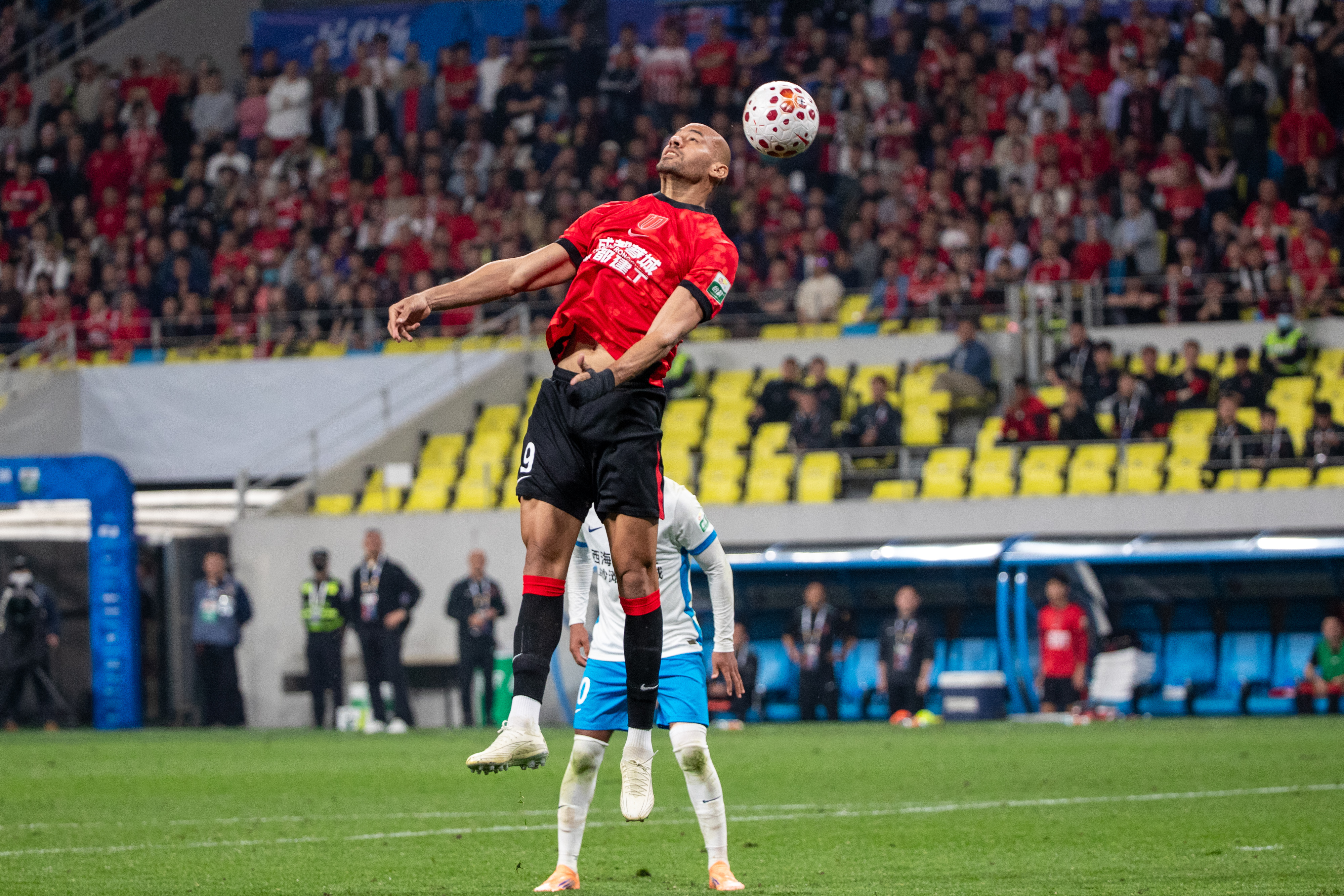 费利佩复出上演帽子戏法 成都蓉城5:1大胜青岛西海岸领跑中超